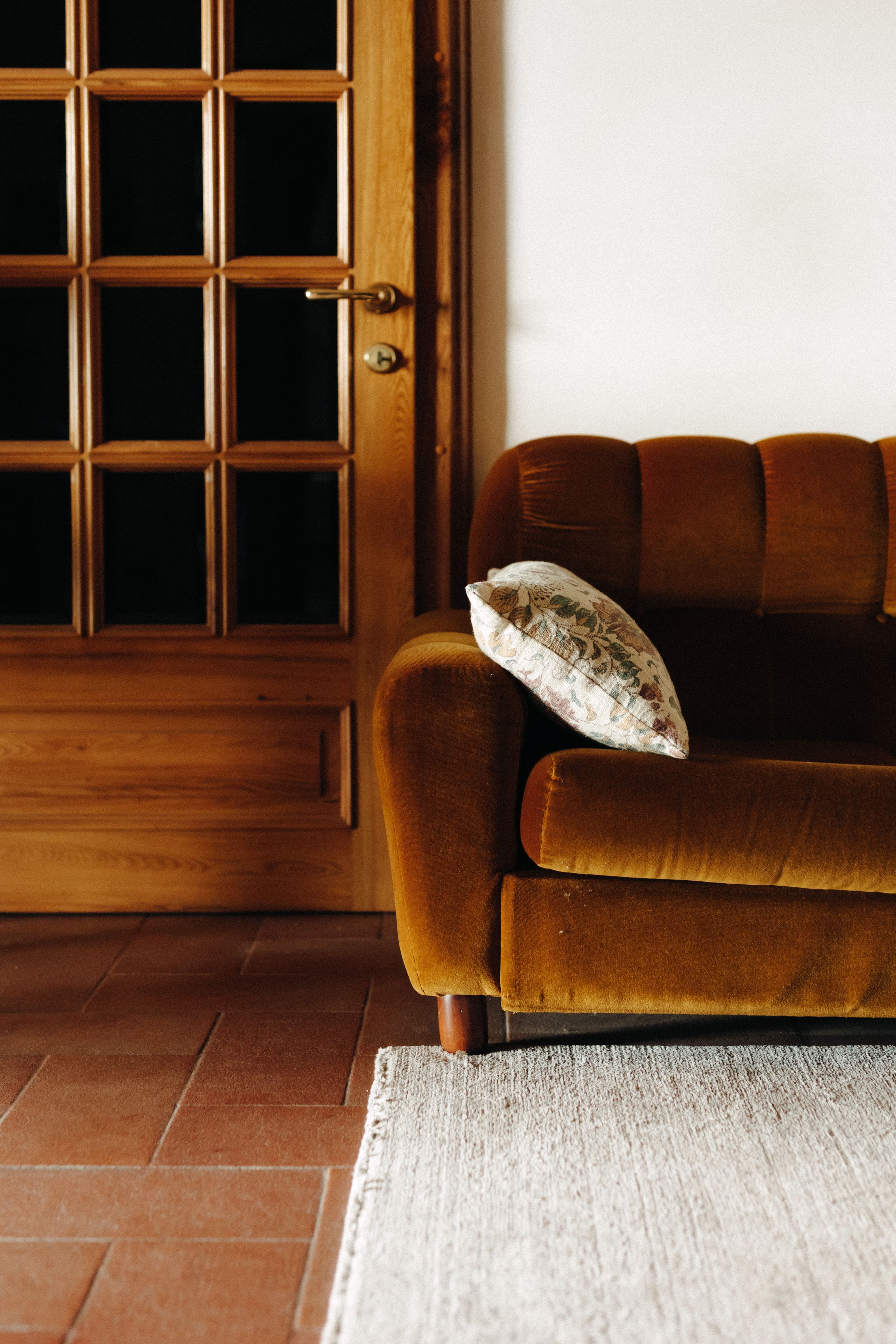 Aksamitna sofa i drzwi z przeszkleniem
