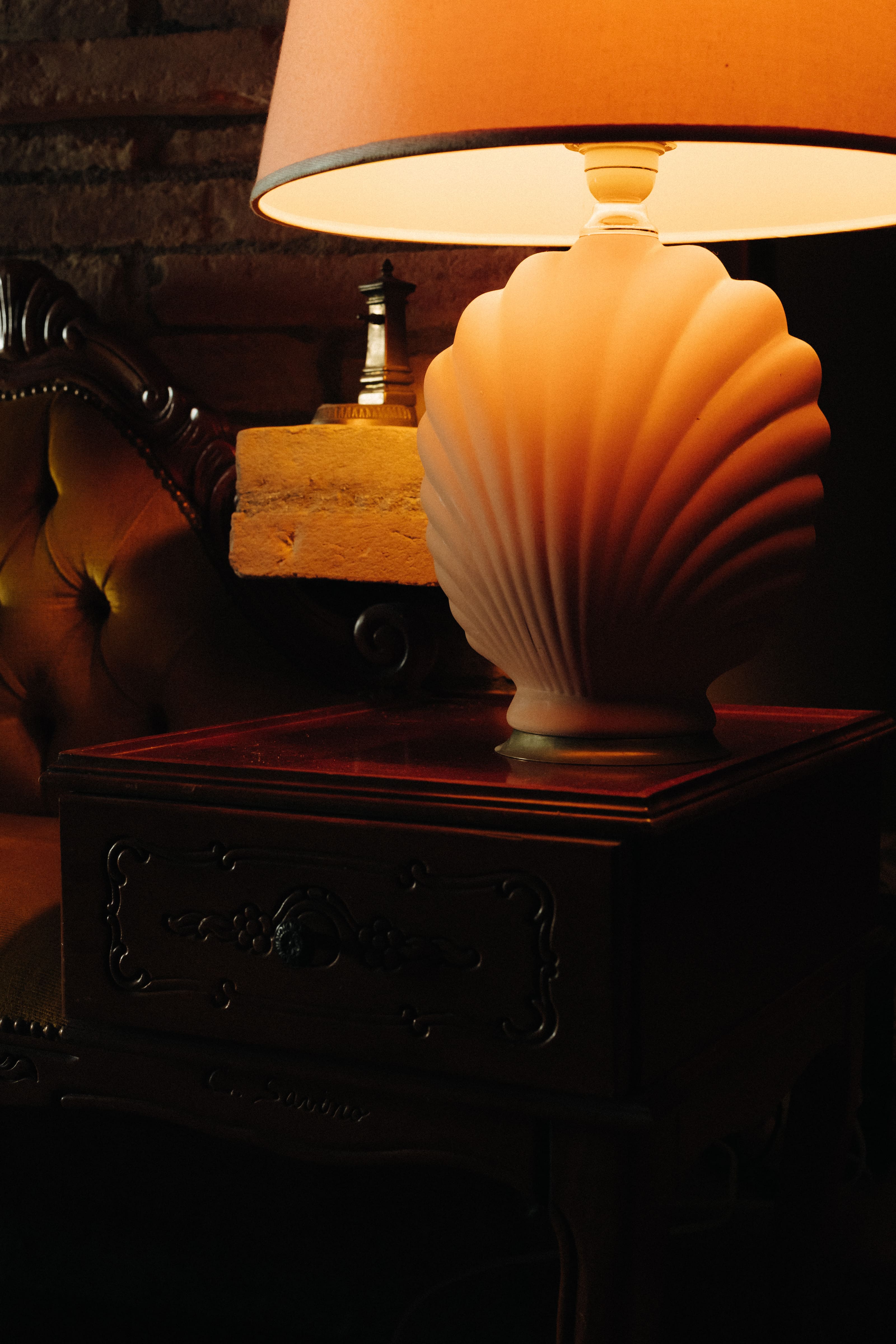 Lampa z muszli na stolikach