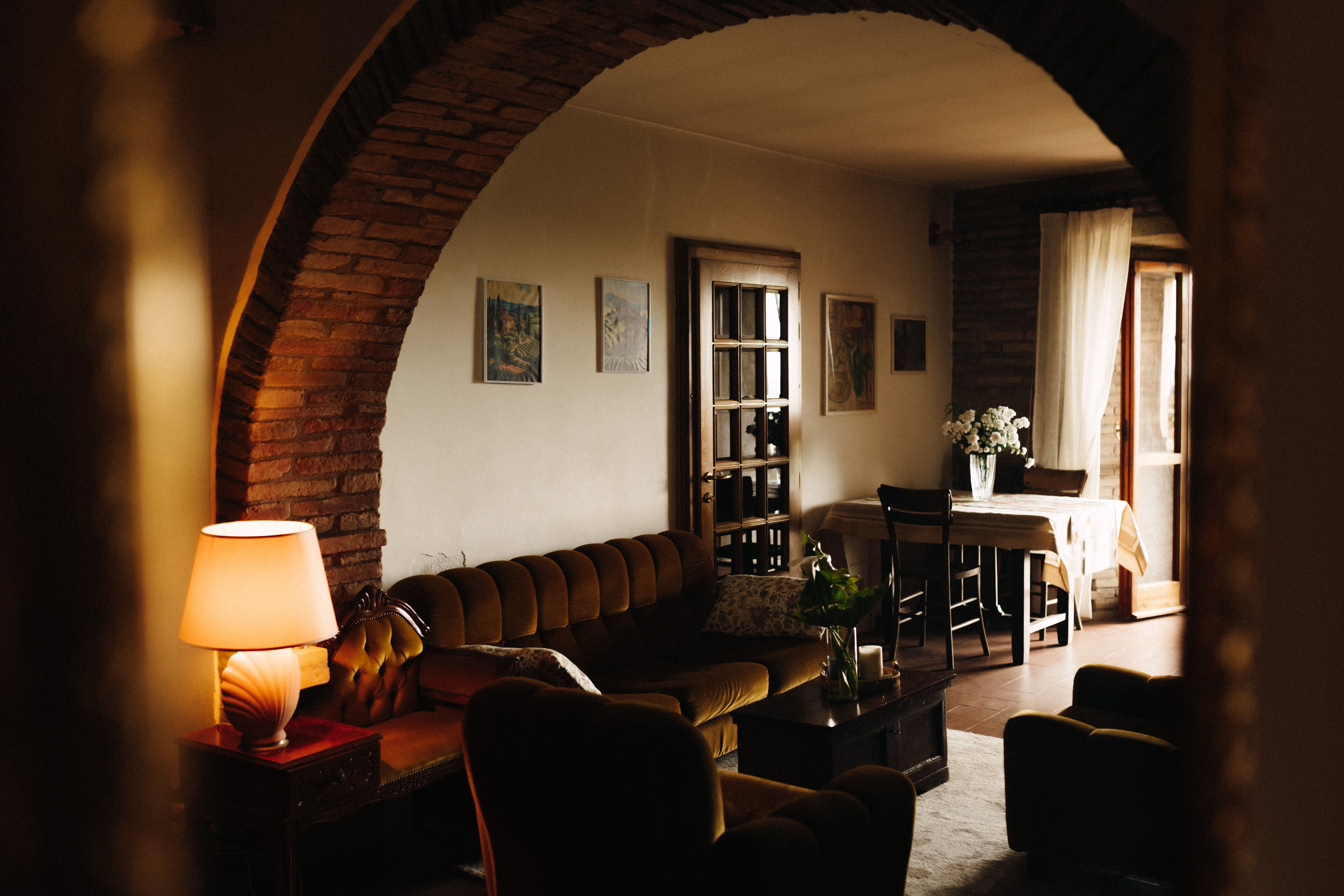 Salon przez ceglany łuk