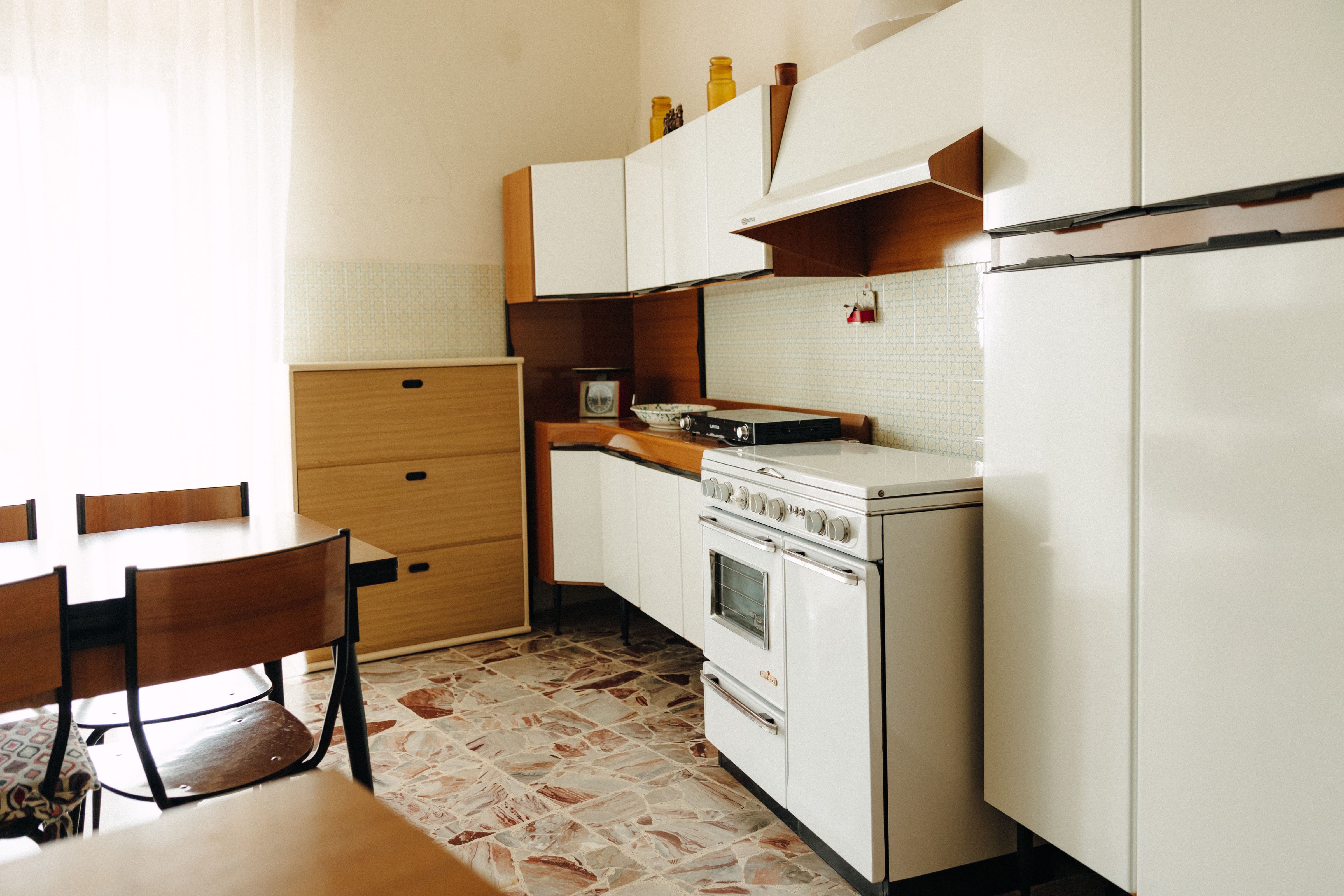 Jasna kuchnia w stylu lat 70. z kuchenką SMEG